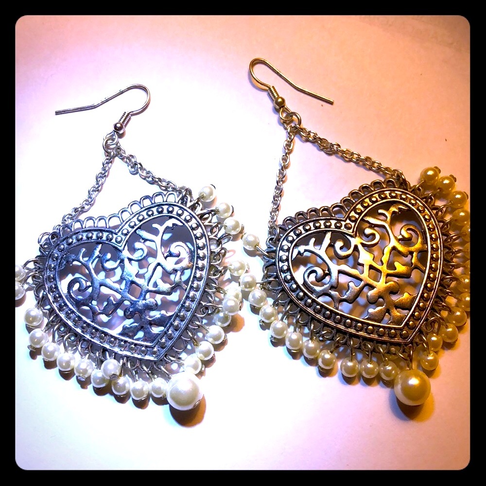 FINAL PRICE UNLESS BUNDLED. Boho heart silver tone metal/chain costume pearl